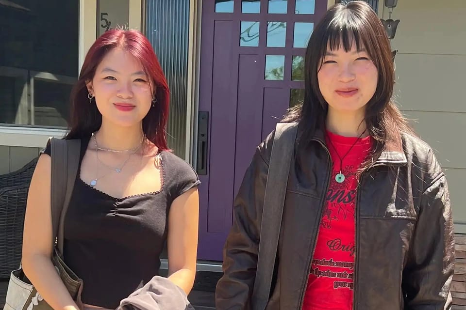 Bị chia cắt từ lúc mới chào đời, cặp song sinh đoàn tụ nhờ một bức ảnh