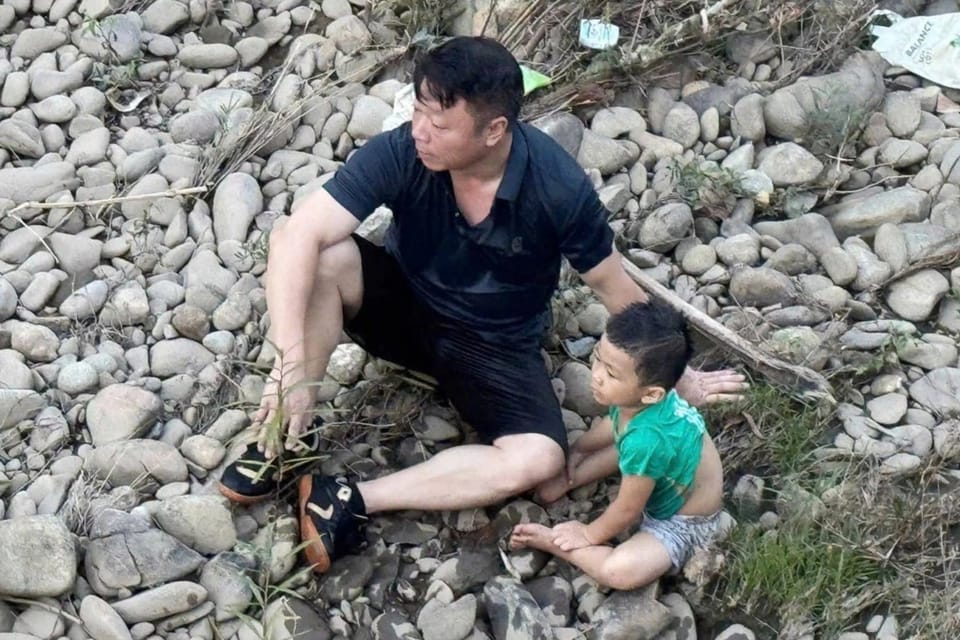 Người đàn ông ở Thái Nguyên bơi gần 100m trên sông chảy xiết cứu bé 4 tuổi